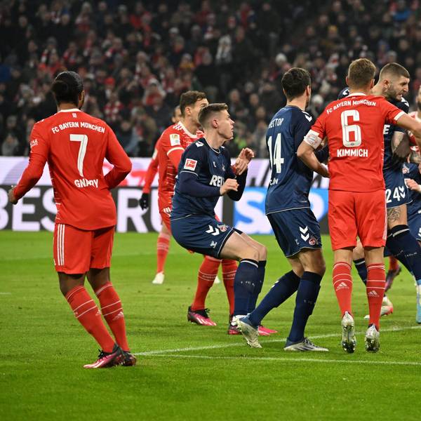 Kölns Julian Chabot steigt am höchsten und bereitet so per Kopfball das 1:0 für den FC vor.
