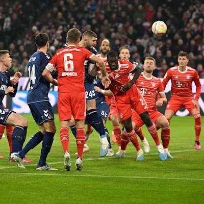 Kölns Julian Chabot steigt am höchsten und bereitet so per Kopfball das 1:0 für den FC vor.