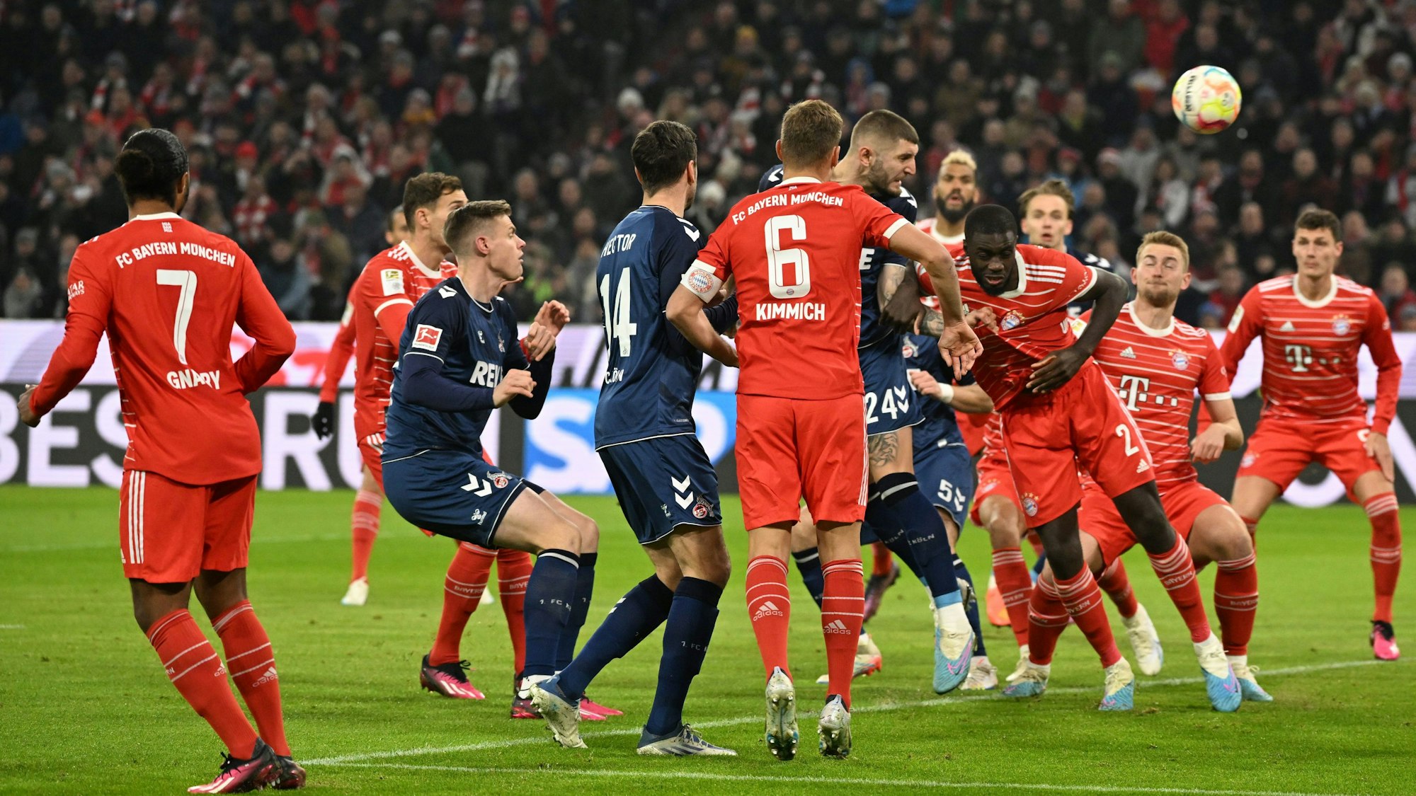 Kölns Julian Chabot steigt am höchsten und bereitet so per Kopfball das 1:0 für den FC vor.