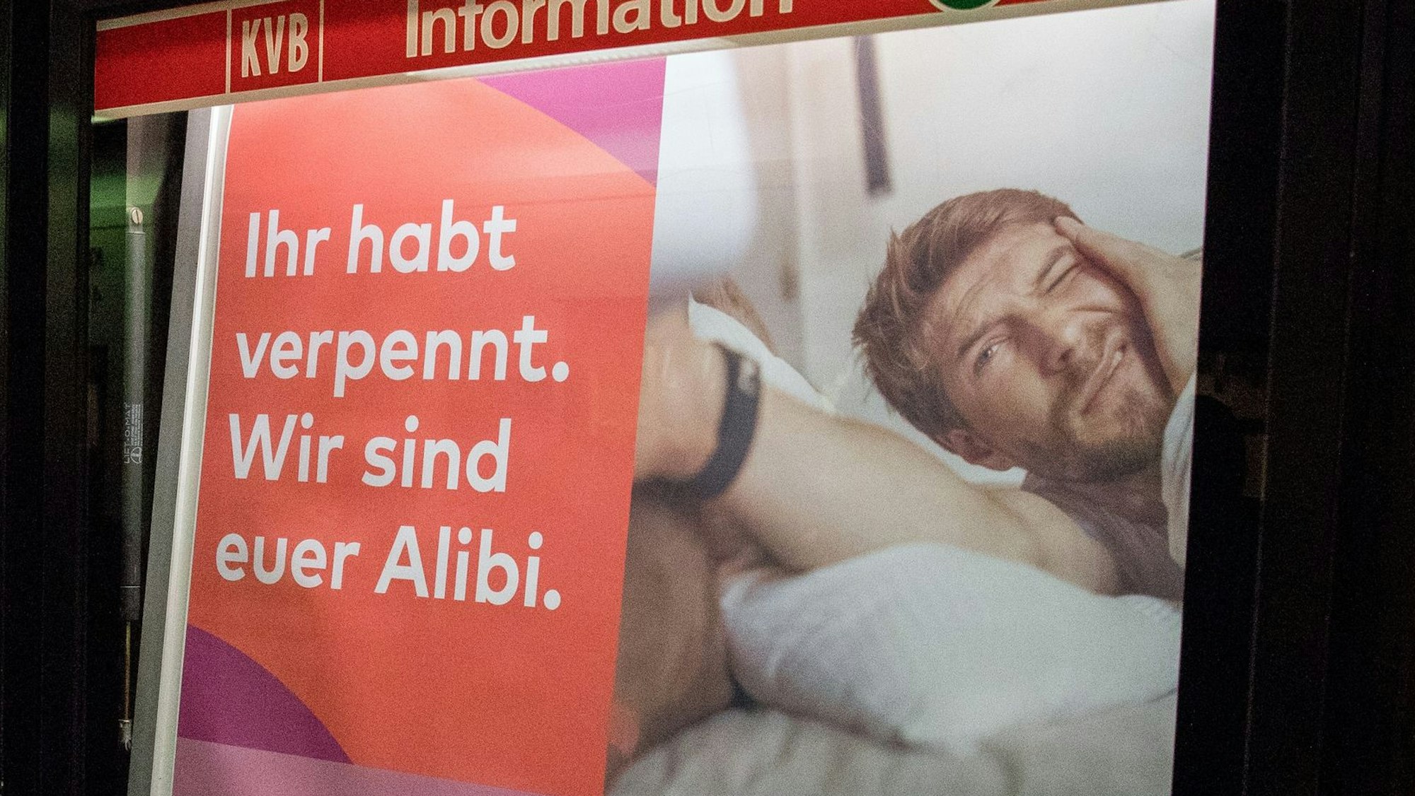 Werbeplakat der KVB in der U-Bahn-Haltestelle Deutz/Messe.