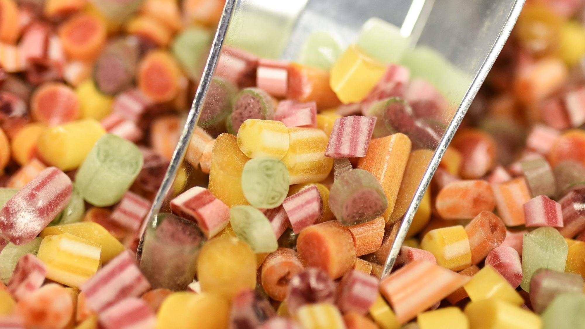 ARCHIV - 10.03.2016, Rheinland-Pfalz, Kaiserslautern: Bonbons liegen in einer Bonbonmanufaktur in einer Schüssel. (zu dpa «Deutsche Süßwarenhersteller steigern Produktion») Foto: picture alliance / Uwe Anspach/dpa +++ dpa-Bildfunk +++