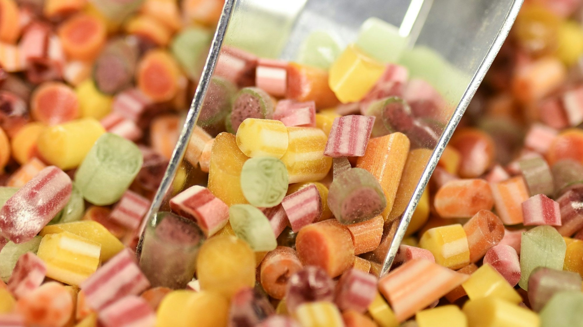 ARCHIV - 10.03.2016, Rheinland-Pfalz, Kaiserslautern: Bonbons liegen in einer Bonbonmanufaktur in einer Schüssel. (zu dpa «Deutsche Süßwarenhersteller steigern Produktion») Foto: picture alliance / Uwe Anspach/dpa +++ dpa-Bildfunk +++