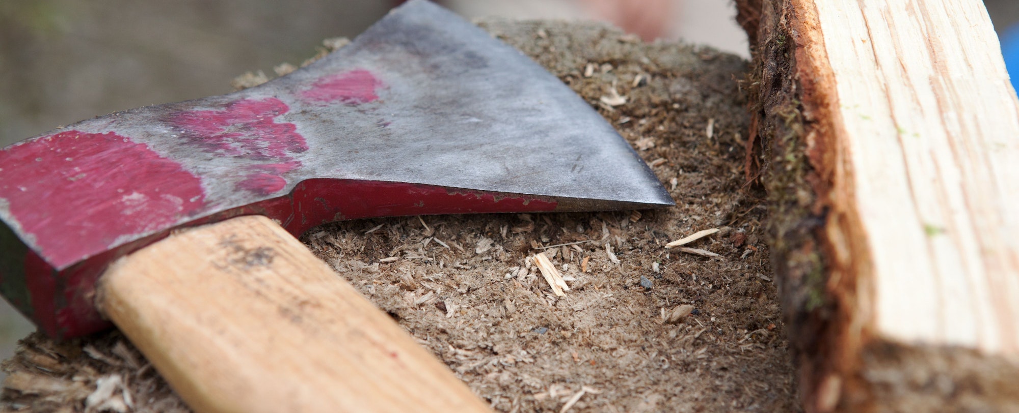 Das Foto zeigt eine rote Axt mit einem Holzstiel. Mit einer solchen Axt haben die Täter den Kassierer in der Elsdorfer Tankstelle bedroht.