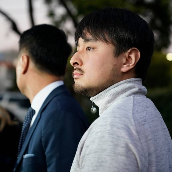 Brandon Tsay (vorne) und sein Vater, Tom Tsay, während eines Statements am Montag.