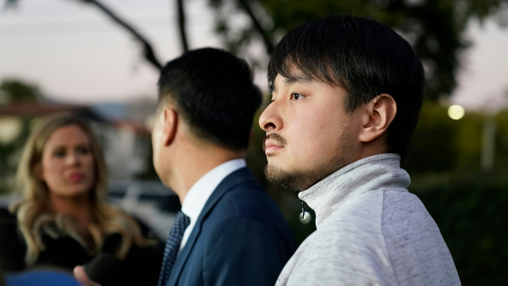 Brandon Tsay (vorne) und sein Vater, Tom Tsay, während eines Statements am Montag.