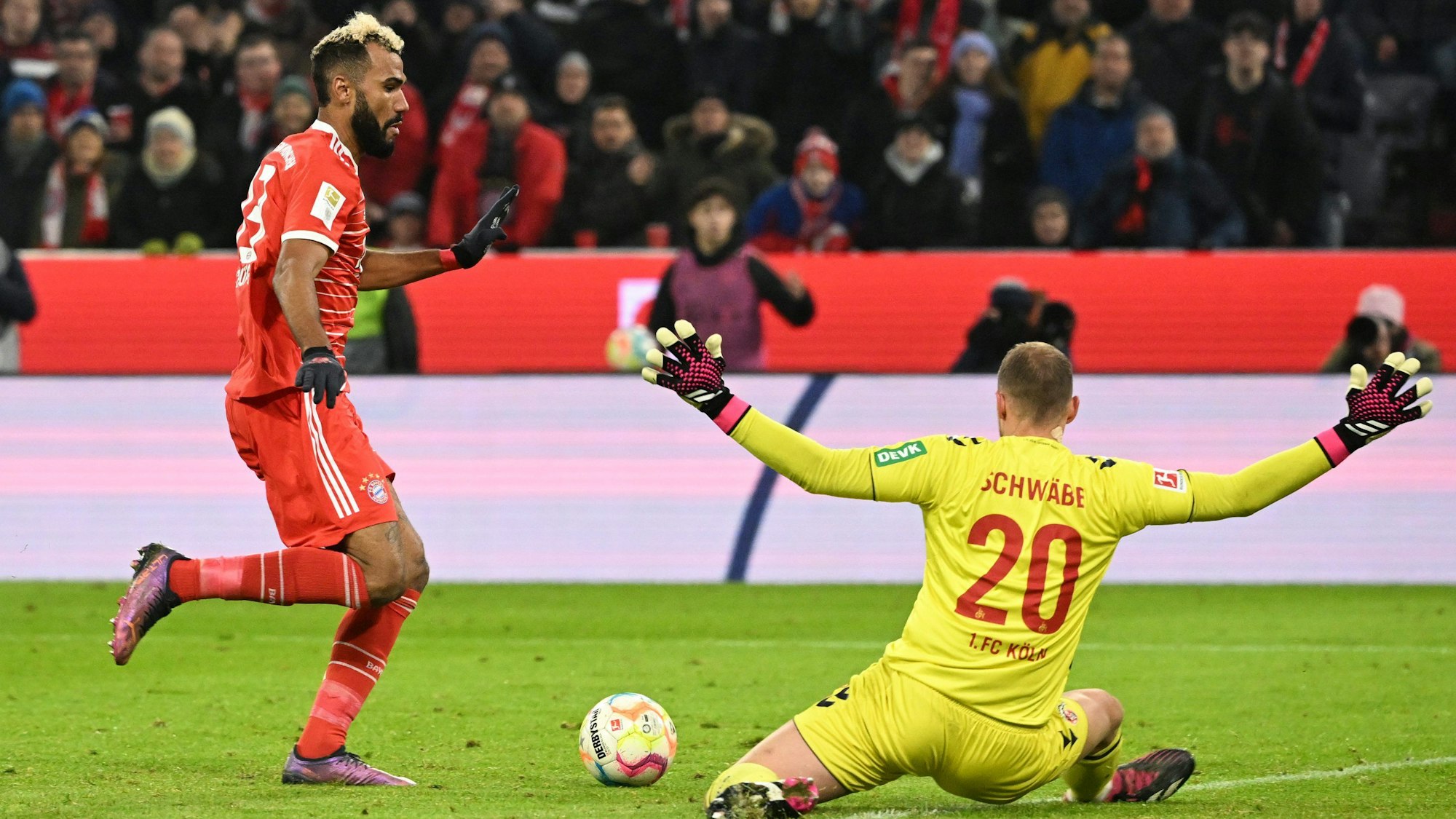 Kölns Torhüter Marvin Schwäbe macht sich gegen Choupo-Moting groß.