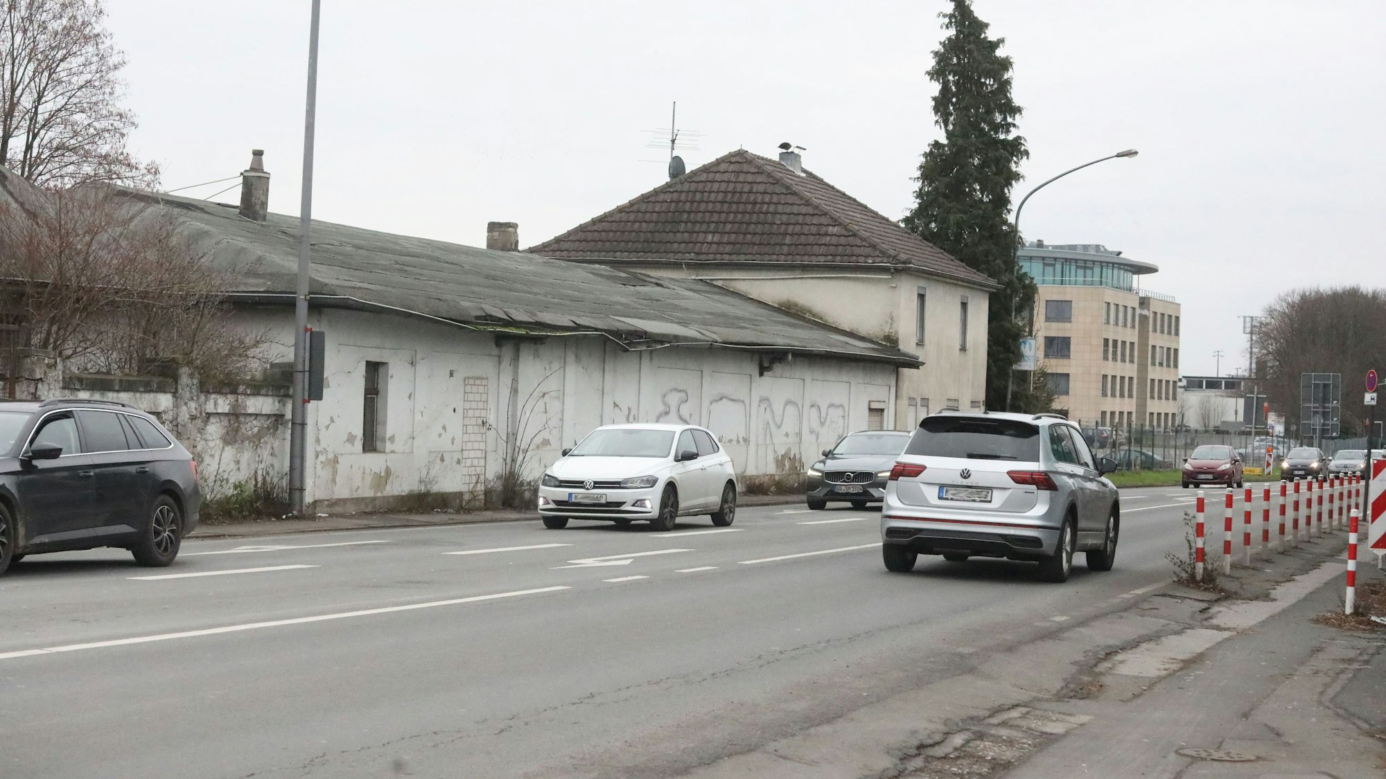 Das sogenannte Pförtnerhaus entlang der Frankfurter Straße von außen.