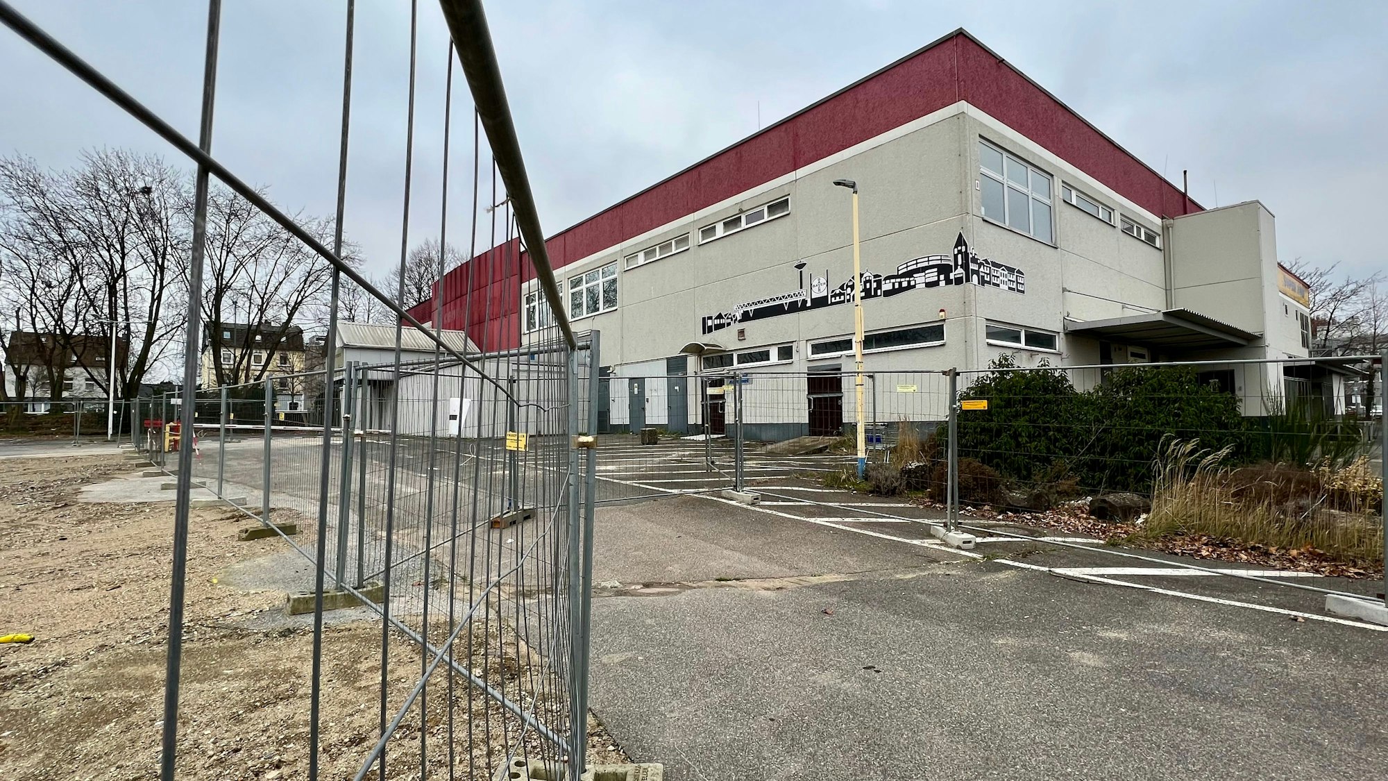 Der Betonbau des ehemaligen Edeka-Marktes in Küppersteg hinter Bauzäunen