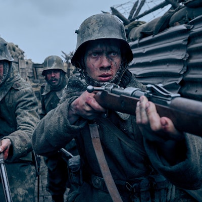 Szene aus „Im Westen nichts Neues“: Felix Kammerer (r) als Paul Bäumer, Albrecht Schuch (l) als Stanislaus Katczinsky und Edin Hasanovic als Tjaden Stackfleet in einem Schützengraben.