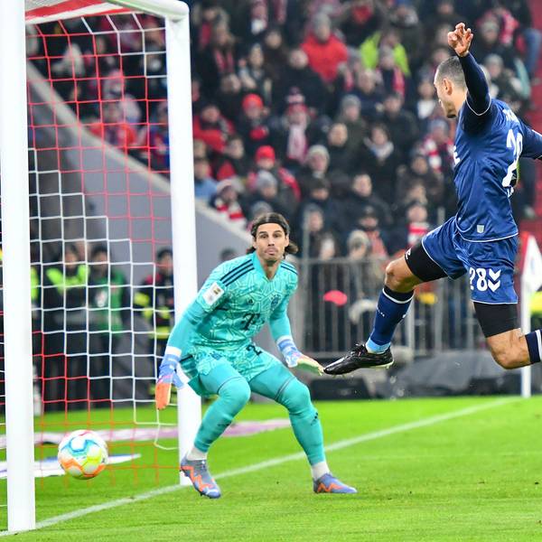 Ellyes Skhiri fliegt am langen Bayern-Pfosten heran und trifft zum 1:0.