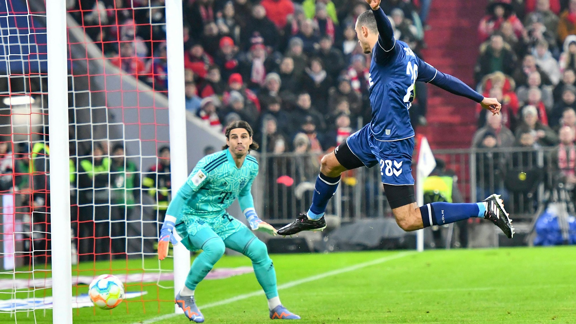 Ellyes Skhiri fliegt am langen Bayern-Pfosten heran und trifft zum 1:0.