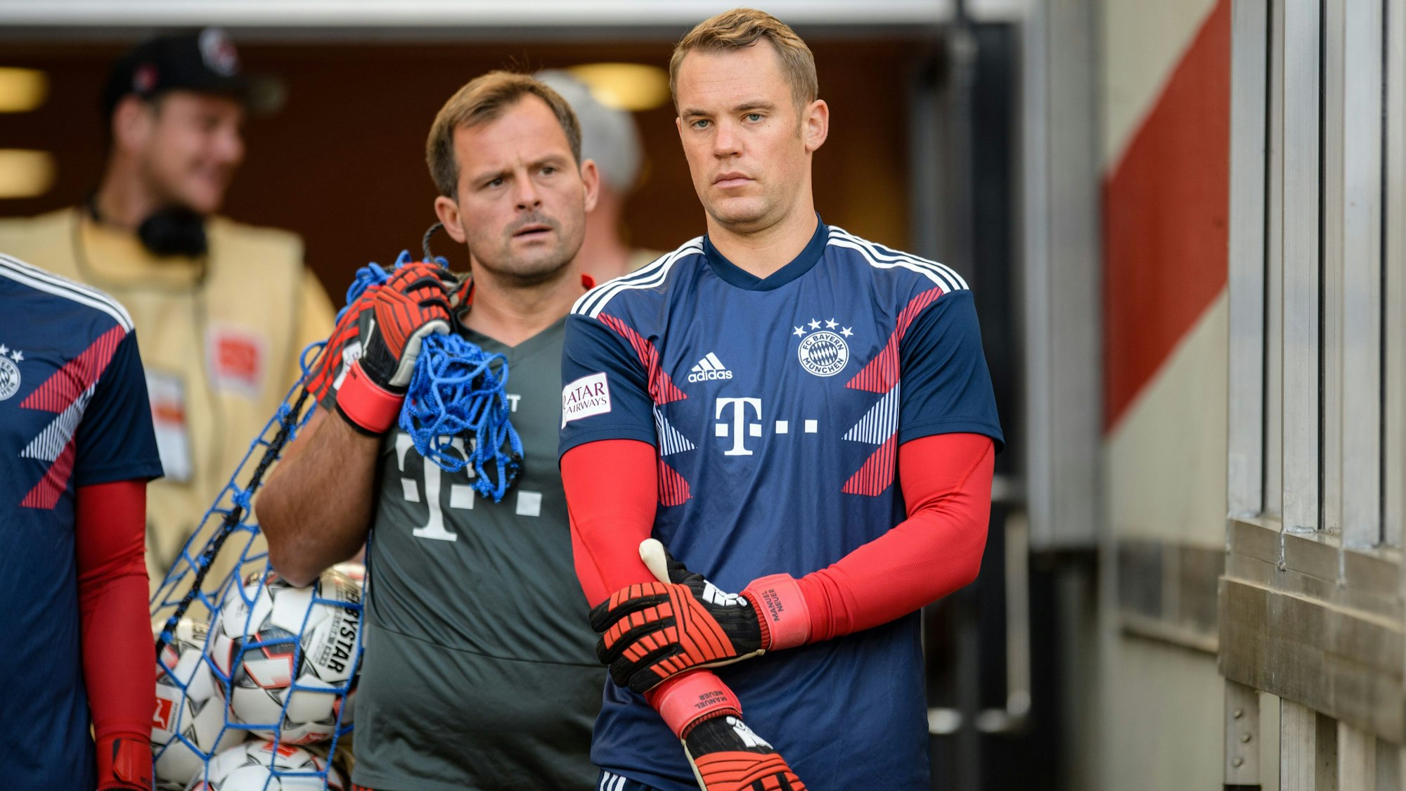ARCHIV - 01.09.2018, Baden-Württemberg, Stuttgart: 01.09.2018, Baden-Württemberg, Stuttgart: Fußball: Bundesliga, VfB Stuttgart - Bayern München, 2. Spieltag in der Mercedes-Benz-Arena. Manuel Neuer vom FC Bayern München (r) kommt vor Spielbeginn mit Torwarttrainer Toni Tapalovic aus dem Spielertunnel. Die Bayern haben sich von Tapalovic getrennt. (zu dpa: «Medien: Bayern München trennt sich von Torwart-Trainer Tapalovic») Foto: Matthias Balk/dpa +++ dpa-Bildfunk +++