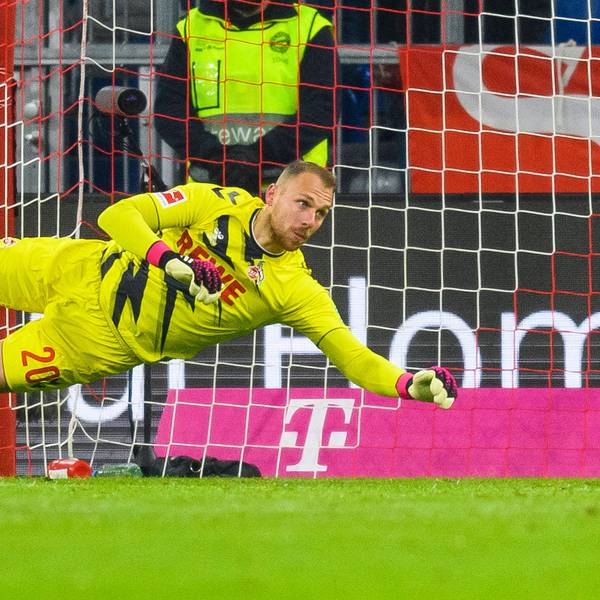 Marvin Schwäbe pariert einen Ball.