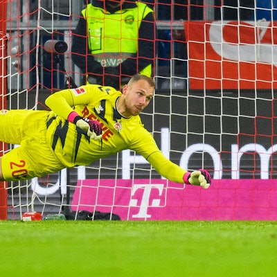 Marvin Schwäbe pariert einen Ball.