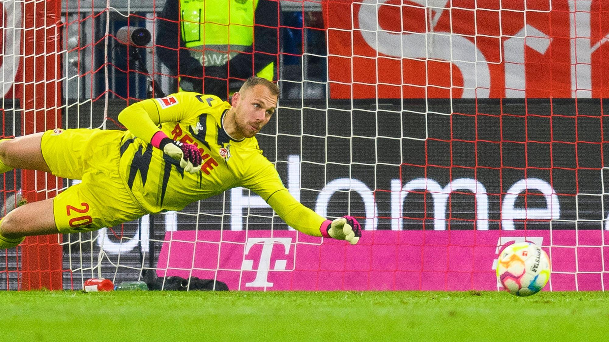 Marvin Schwäbe pariert einen Ball.
