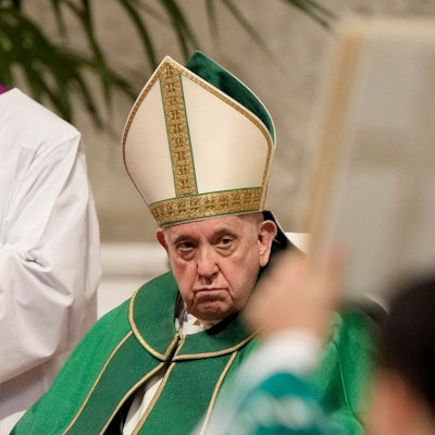 Papst Franziskus blickt während der Messe zum „Tag des Wortes Gottes“ im Petersdom in Rom auf ein hochgehaltenes Evangeliar,