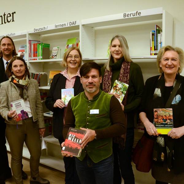 Die Mitarbeiter und Mitarbeiterinnen der Stadtbibliothek Troisdorf halten die Bücher mit Einfacher Sprache in der Hand.