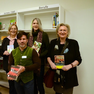 Die Mitarbeiter und Mitarbeiterinnen der Stadtbibliothek Troisdorf halten die Bücher mit Einfacher Sprache in der Hand.