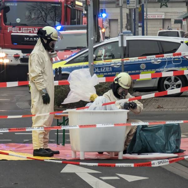 Zwei Einsatzkräfte begutachten die Substanz in Schutzanzügen in einem abgesperrten Bereich.