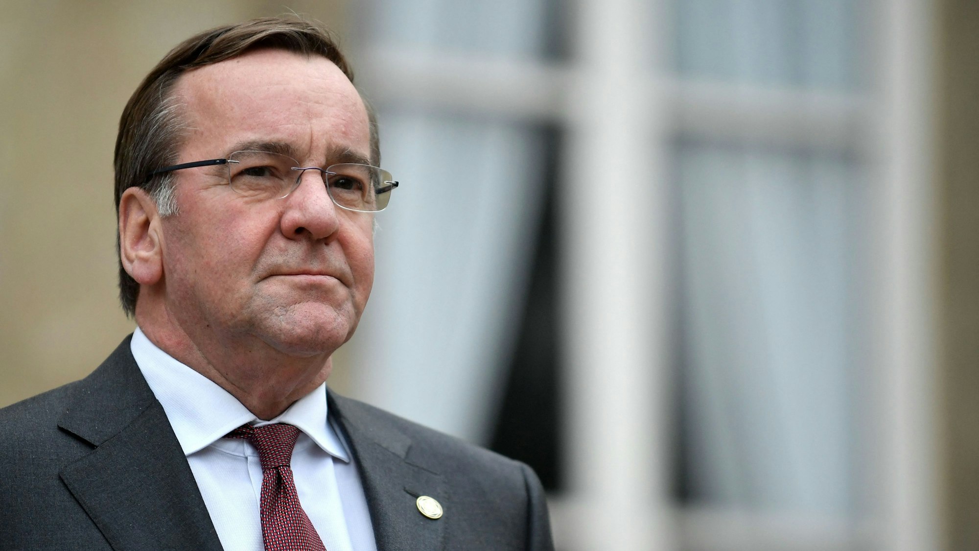 Boris Pistorius (SPD) ist neuer Verteidigungsminister in Deutschland, er blickt ernst in die Kamera, er trägt Anzug.