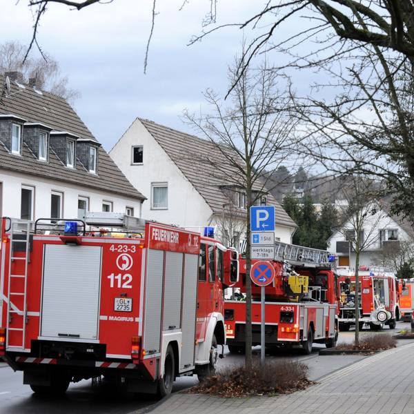 Feuerwehrautos bei einem Brand an der Montanusstraße.