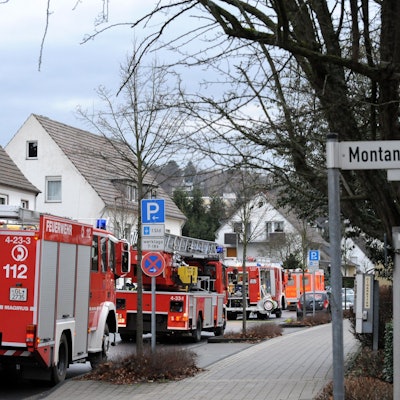 Feuerwehrautos bei einem Brand an der Montanusstraße.