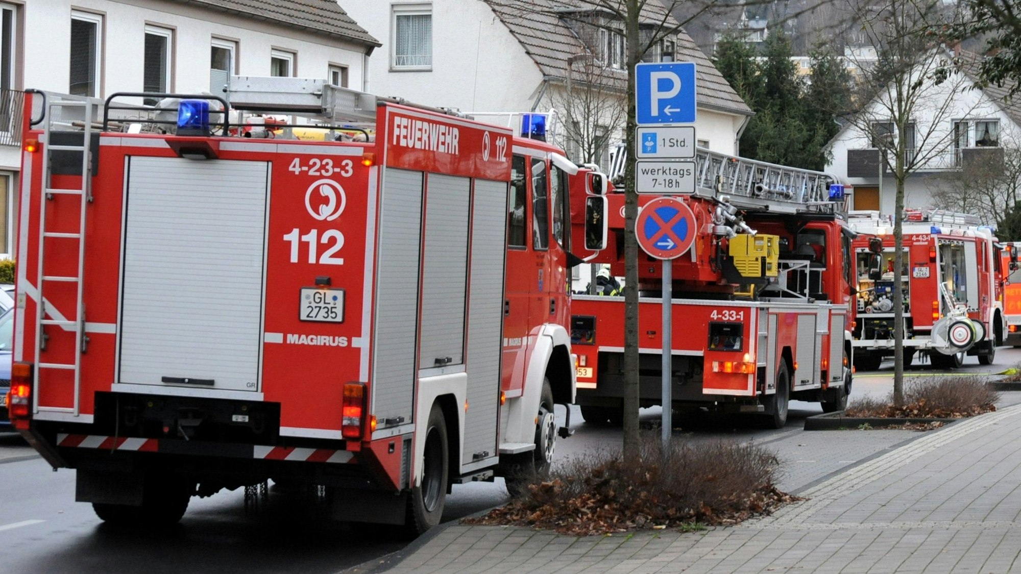 Feuerwehrautos bei einem Brand an der Montanusstraße.
