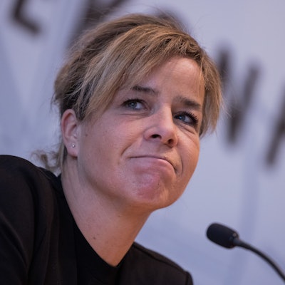 Mona Neubaur (Bündnis 90/Die Grünen), Ministerin für Wirtschaft, Industrie, Klimaschutz und Energie sowie stellvertretende Ministerpräsidentin, informiert in der Landespressekonferenz im Landtag. Sie sitzt vor einem Mikrofon und ist im Porträt zu sehen.