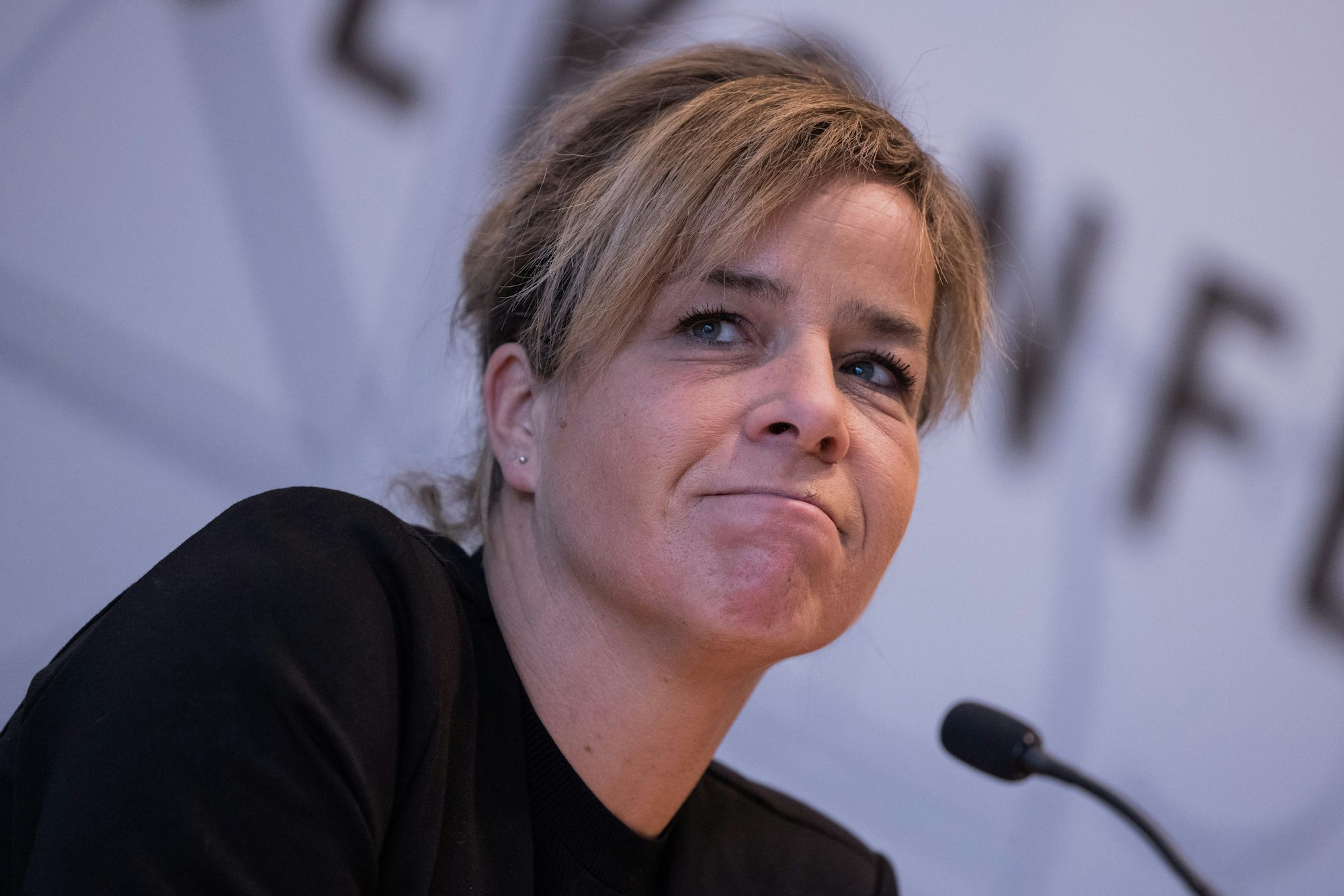 Mona Neubaur (Bündnis 90/Die Grünen), Ministerin für Wirtschaft, Industrie, Klimaschutz und Energie sowie stellvertretende Ministerpräsidentin, informiert in der Landespressekonferenz im Landtag. Sie sitzt vor einem Mikrofon und ist im Porträt zu sehen.