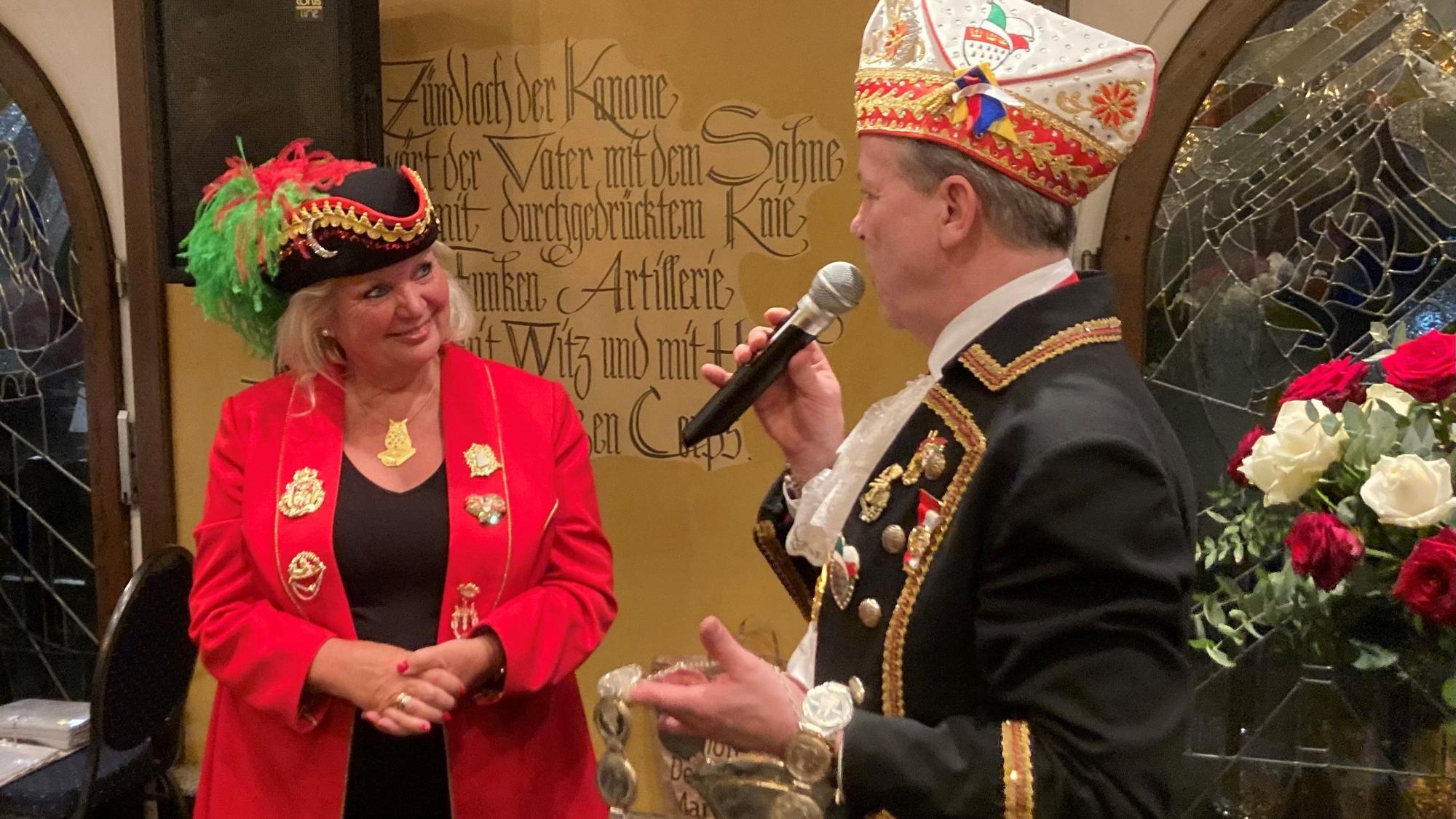 Ulla Baustian-Walter mit FK-Präsident Christoph Kuckelkorn.