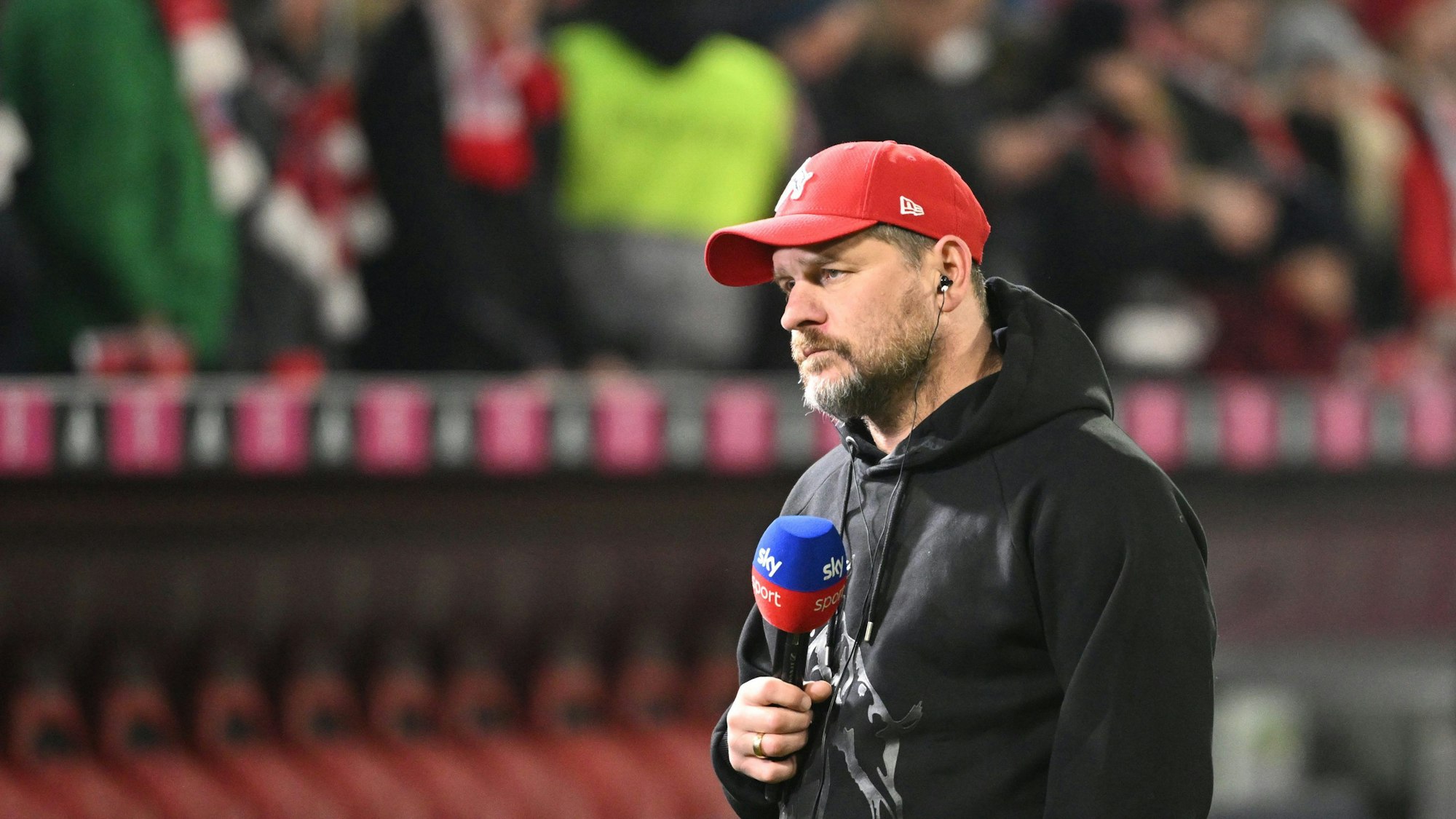 Steffen Baumgart am Sky-Mikrofon in München.