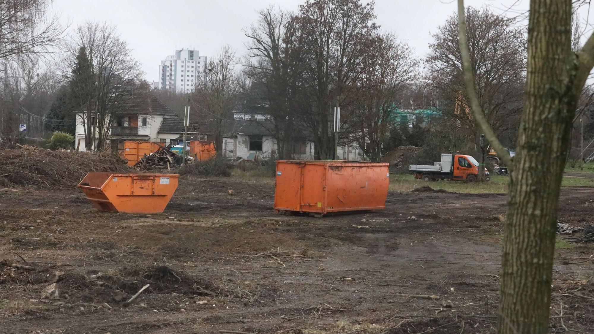 Auf dem Gelände des ehemaligen SA-Lagers stehen zwei Container.