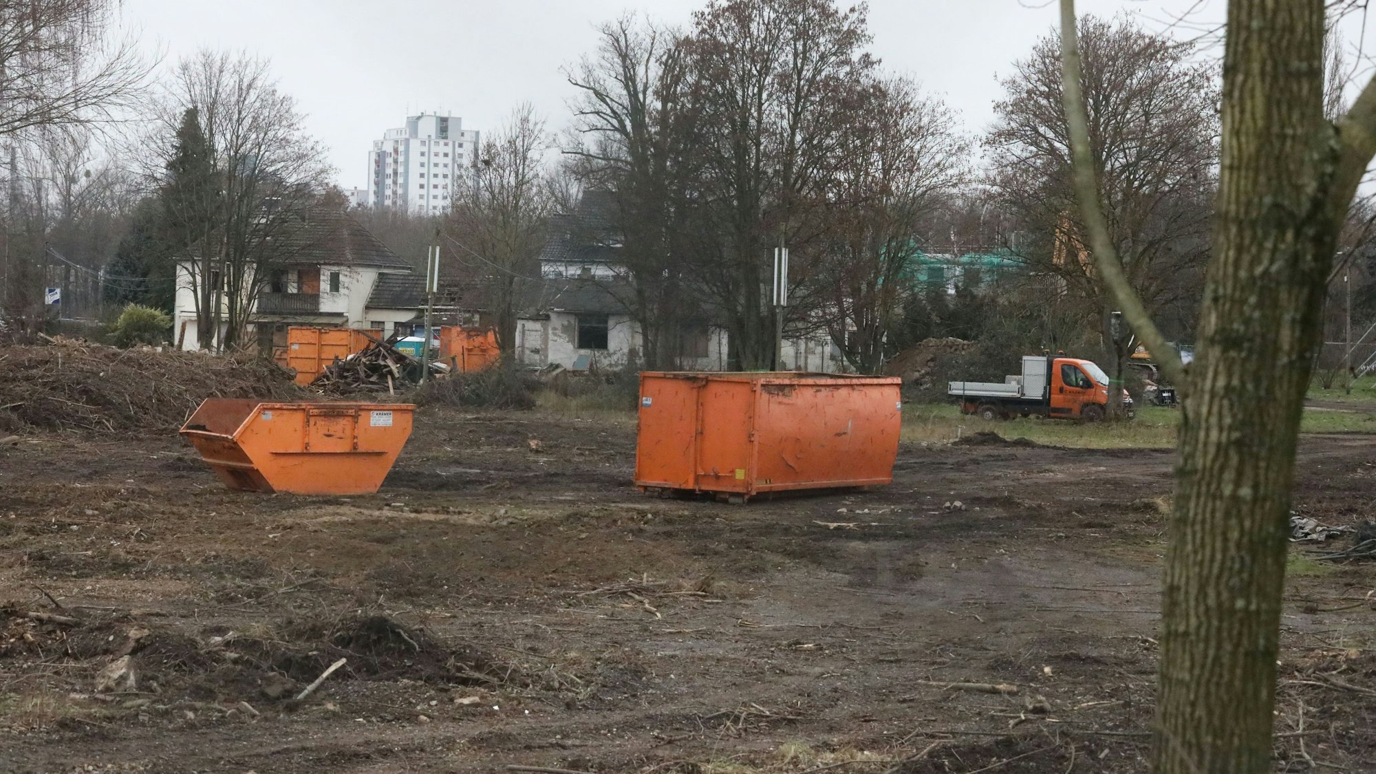 Auf dem Gelände des ehemaligen SA-Lagers stehen zwei Container.