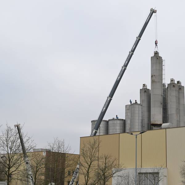 Ein Kram hebt die großen Zanders-Silos vom Gelände.