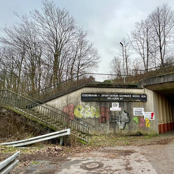 Zufahrt zur Eisenbahner-Sportanlage im Gleisdreieck, ein enger, dunkler Tunnel