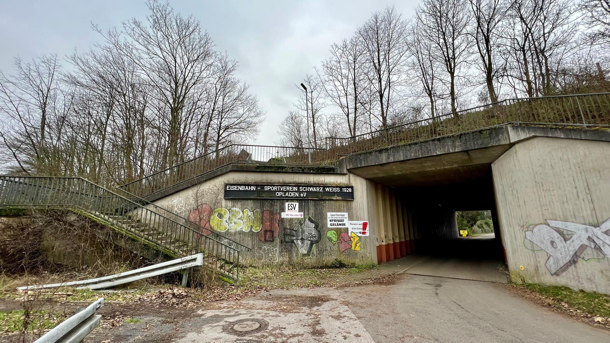 Zufahrt zur Eisenbahner-Sportanlage im Gleisdreieck, ein enger, dunkler Tunnel