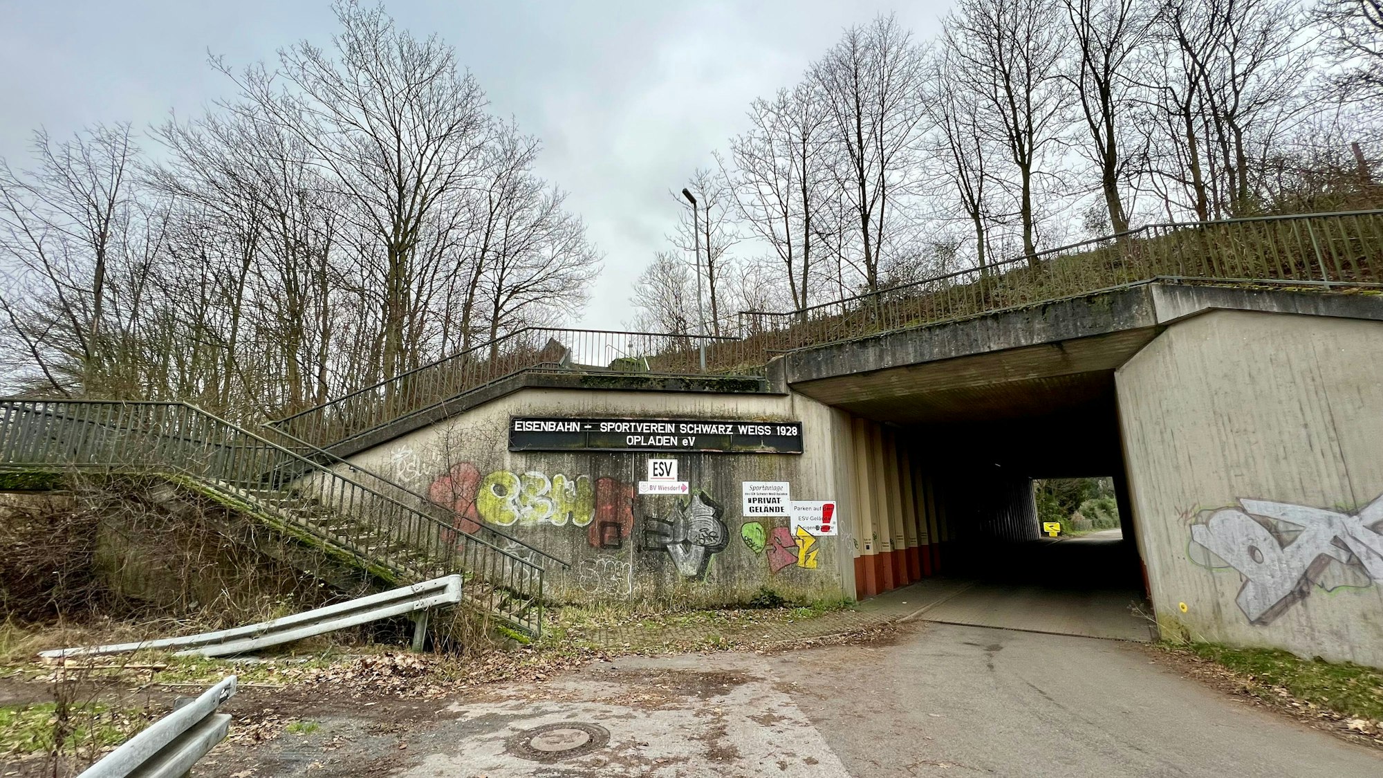 Zufahrt zur Eisenbahner-Sportanlage im Gleisdreieck, ein enger, dunkler Tunnel