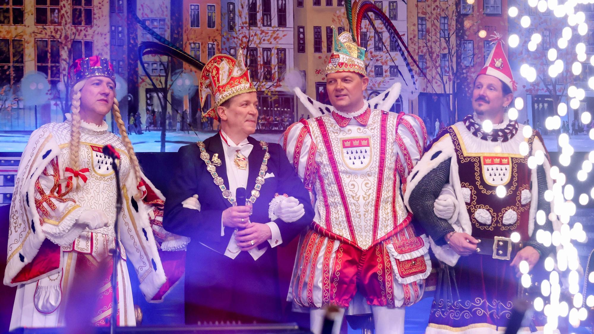 Bei der Prinzenproklamation 2023: Prinz Boris I. (Boris Müller), Bauer Marco (Marco Schneefeld) und Jungfrau Agrippina (André Fahnenbruck) im Gürzenich in mit Festkomitee-Präsident Christoph Kuckelkorn.