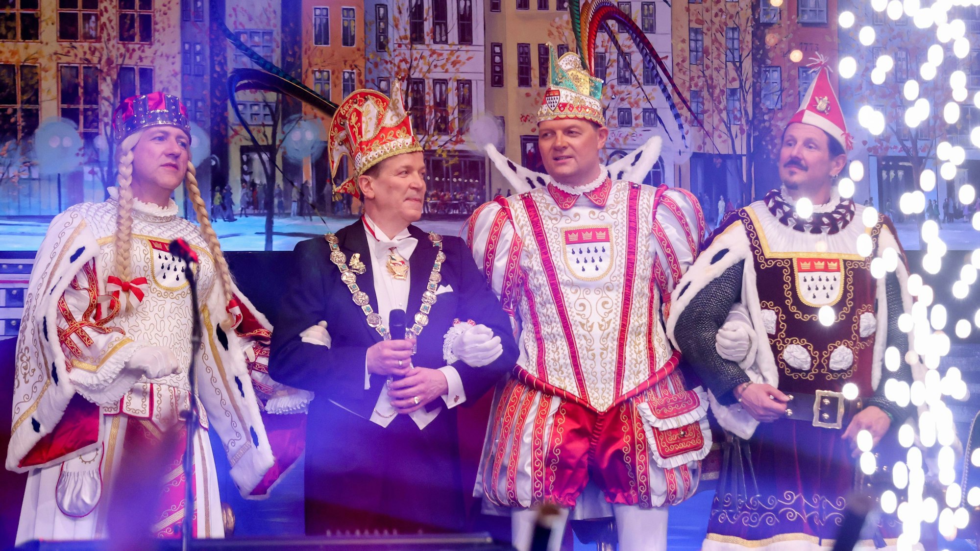 Bei der Prinzenproklamation 2023: Prinz Boris I. (Boris Müller), Bauer Marco (Marco Schneefeld) und Jungfrau Agrippina (André Fahnenbruck) im Gürzenich in mit Festkomitee-Präsident Christoph Kuckelkorn.