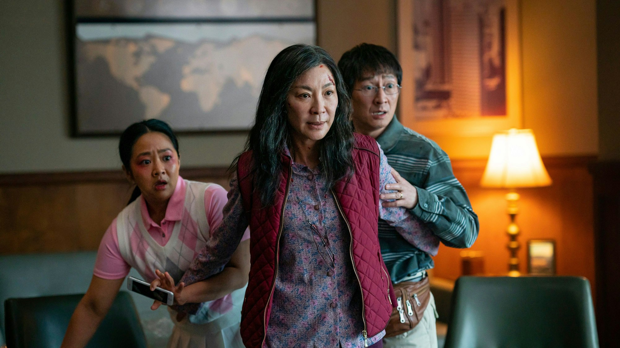 Stephanie Hsu, Michelle Yeoh und Ke Huy Quan in einer Szene des Films „Everything Everywhere All At Once“