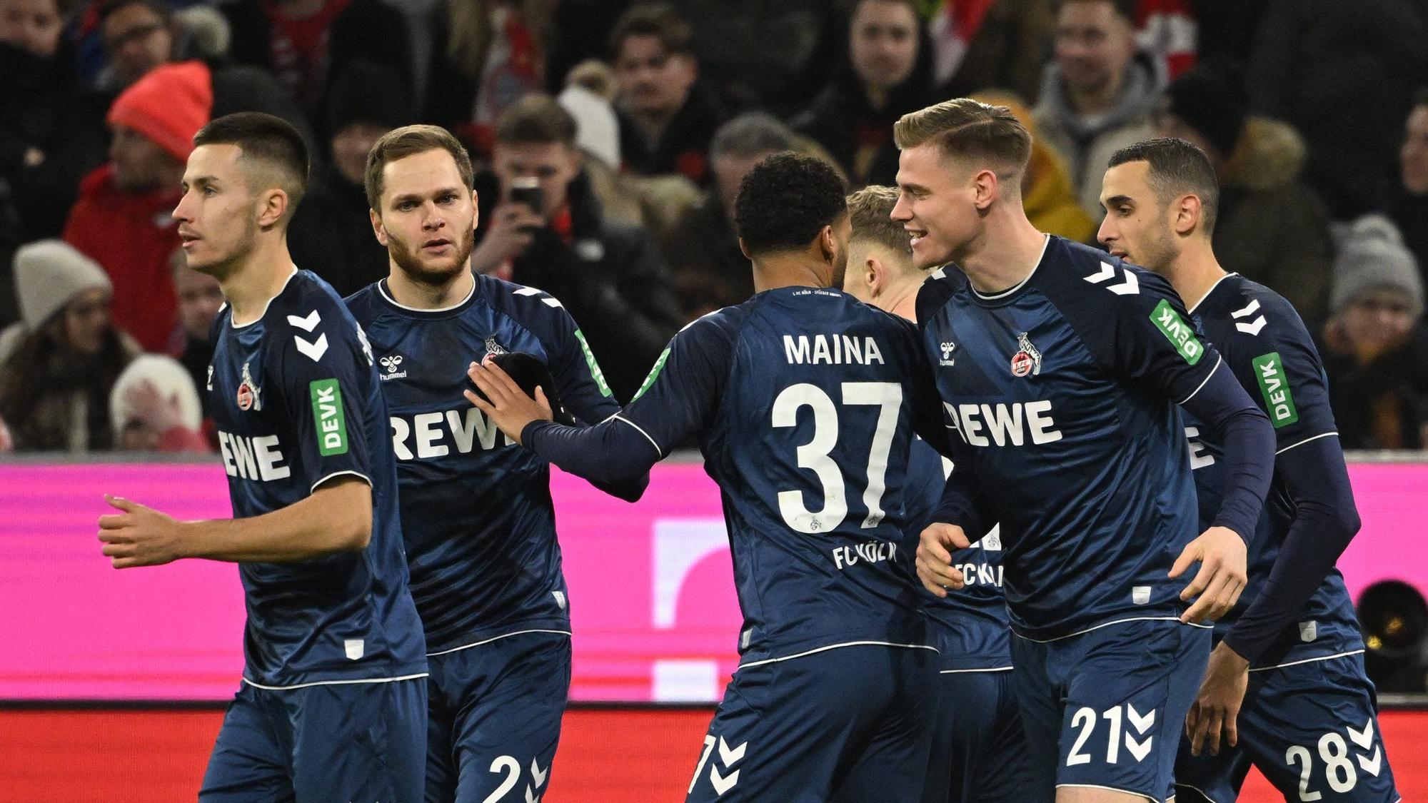 Kölns Spieler feiern das Tor zum 0:1 durch Ellyes Skhiri (r).