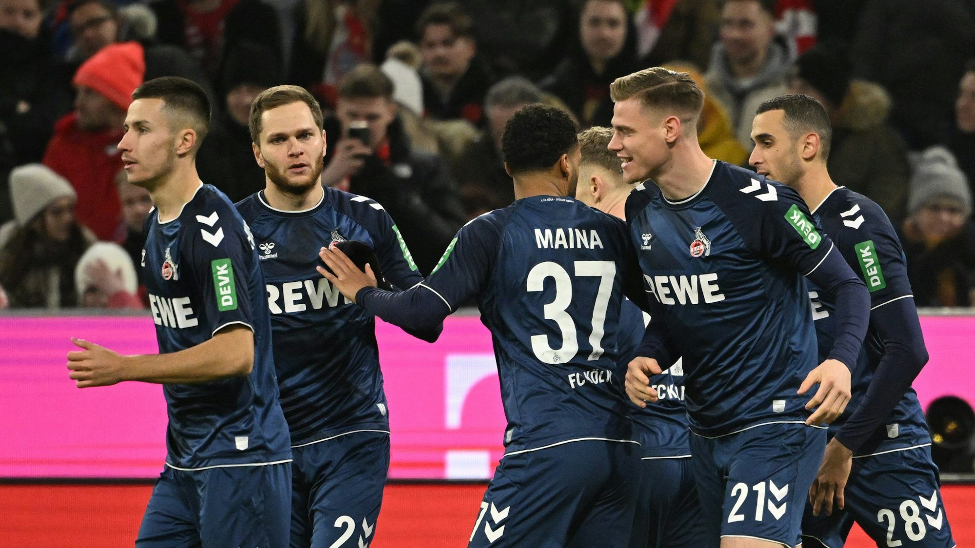 Kölns Spieler feiern das Tor zum 0:1 durch Ellyes Skhiri (r).