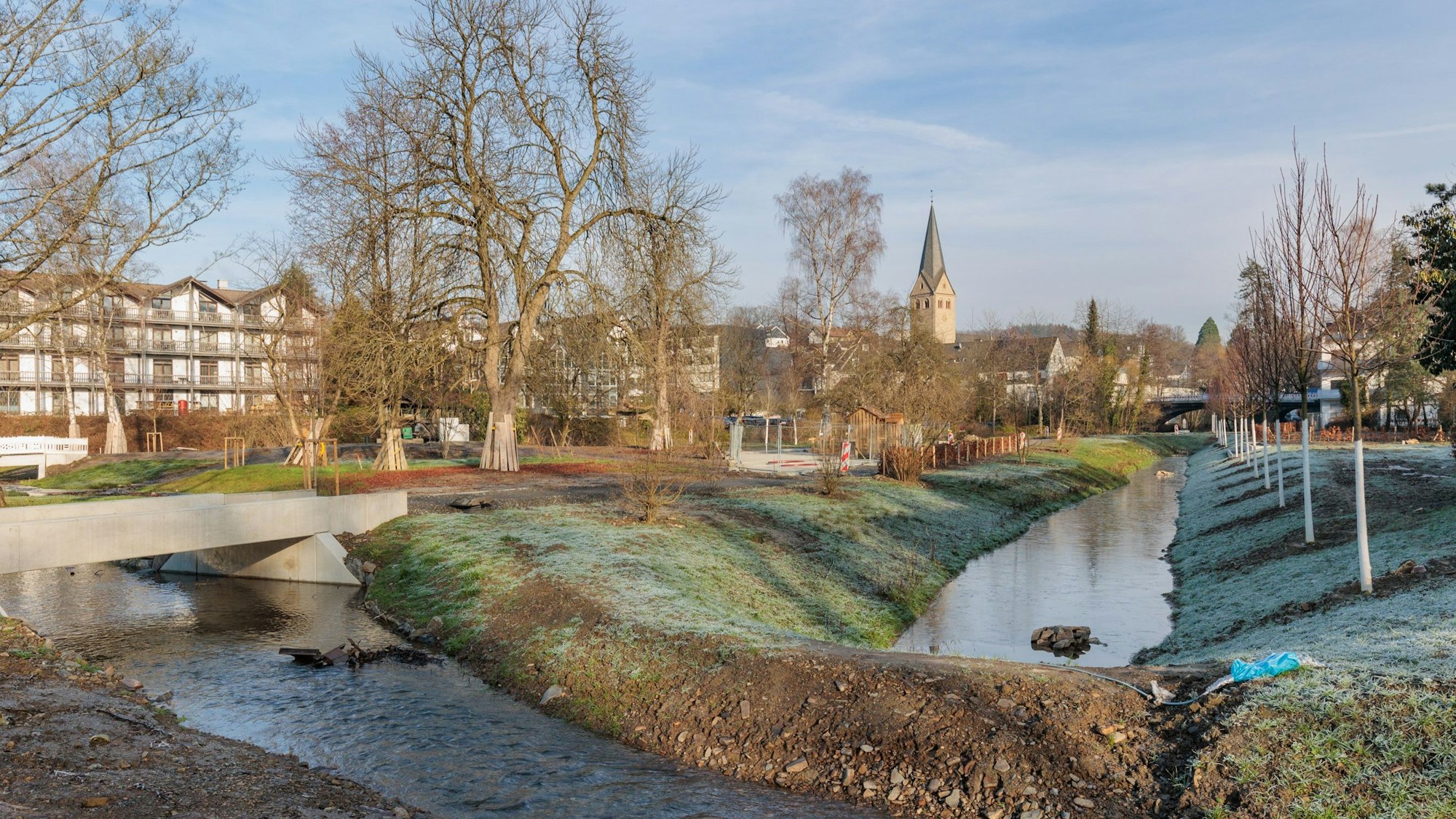 Blick auf die Wiehl und die Stadt im Hintergrund des Wassers.