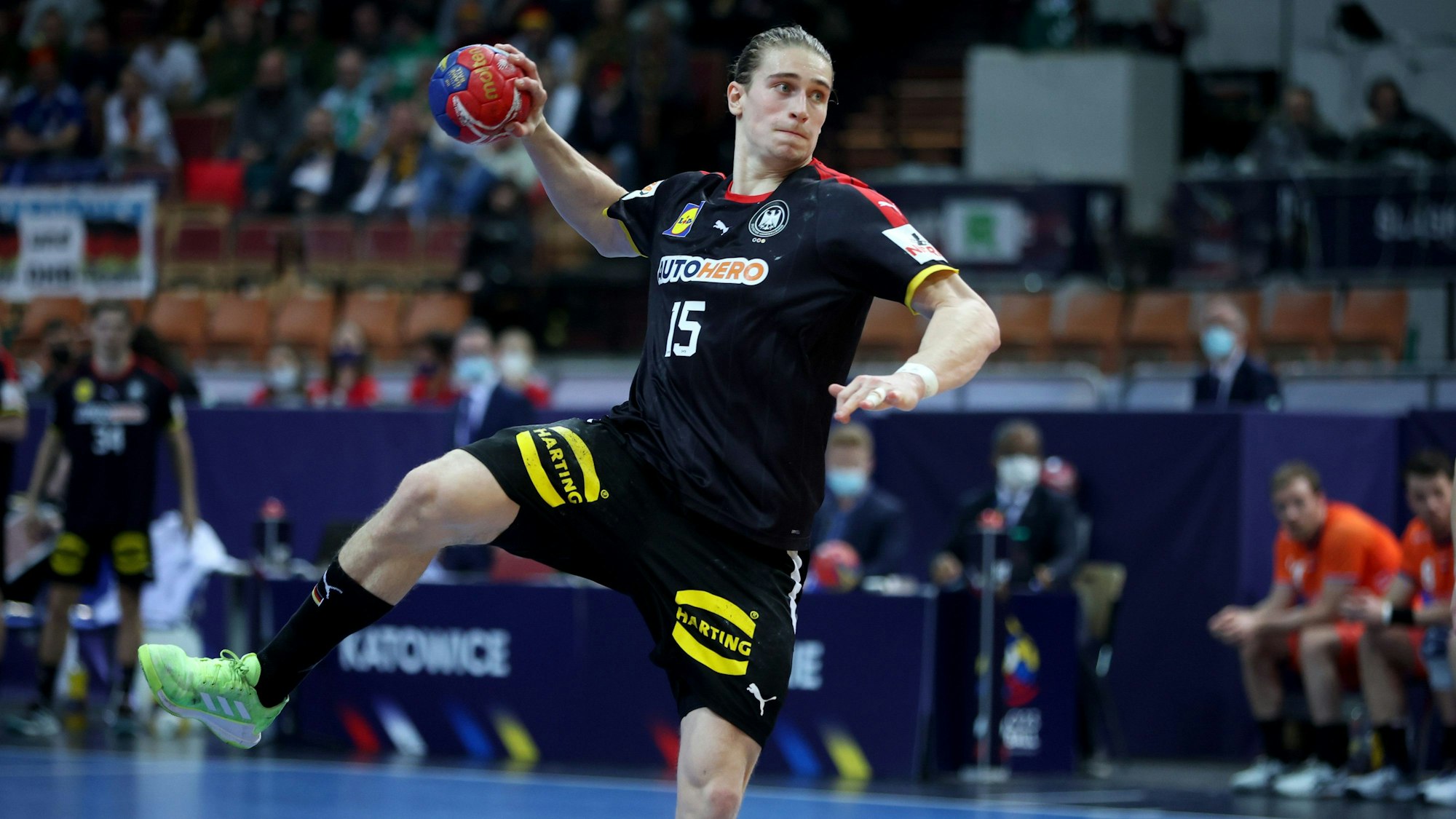 Deutschlands Juri Knorr wirft auf das Tor.