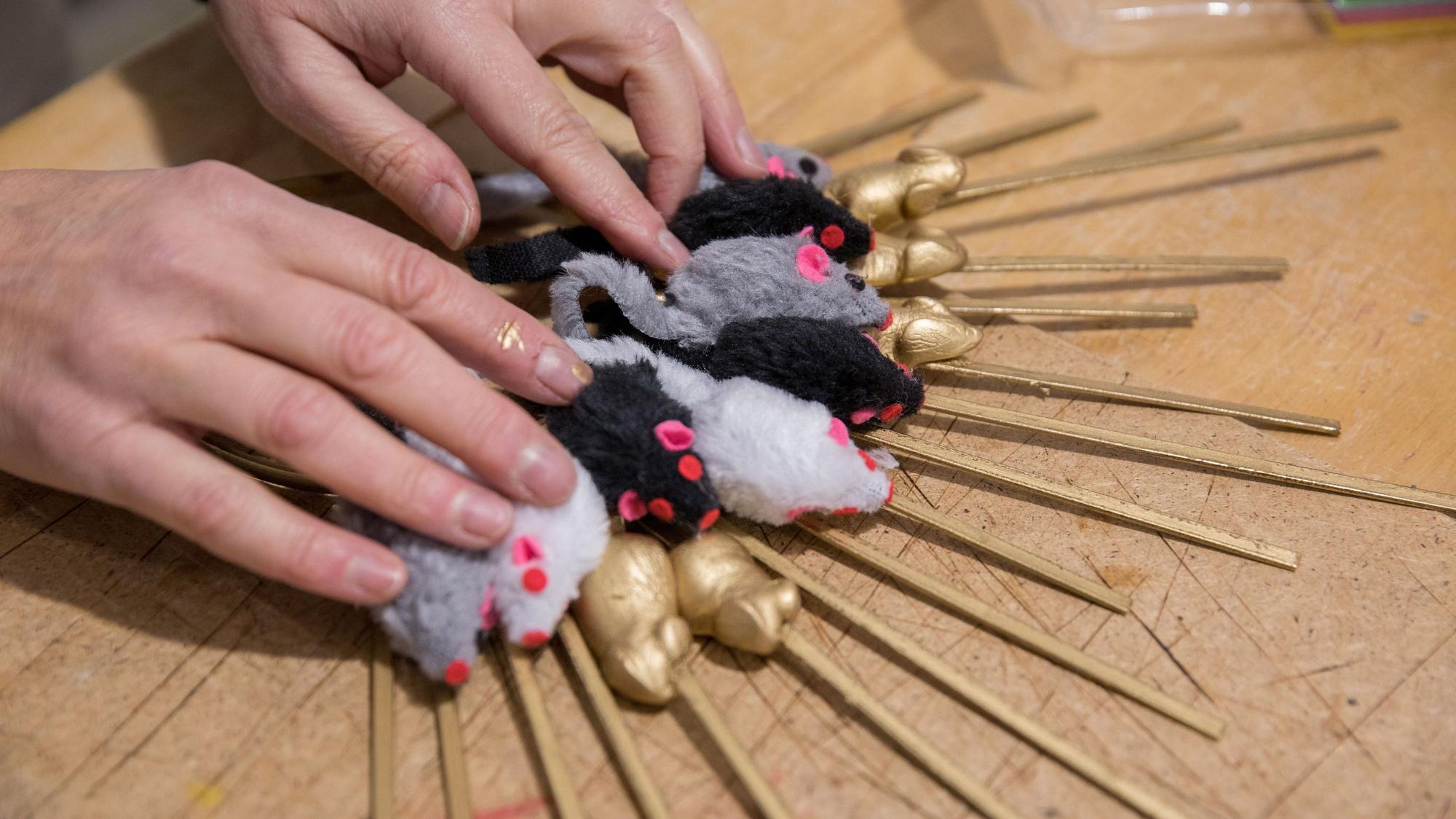 Ein selbst gemachter Kopfschmuck mit Mäusen.