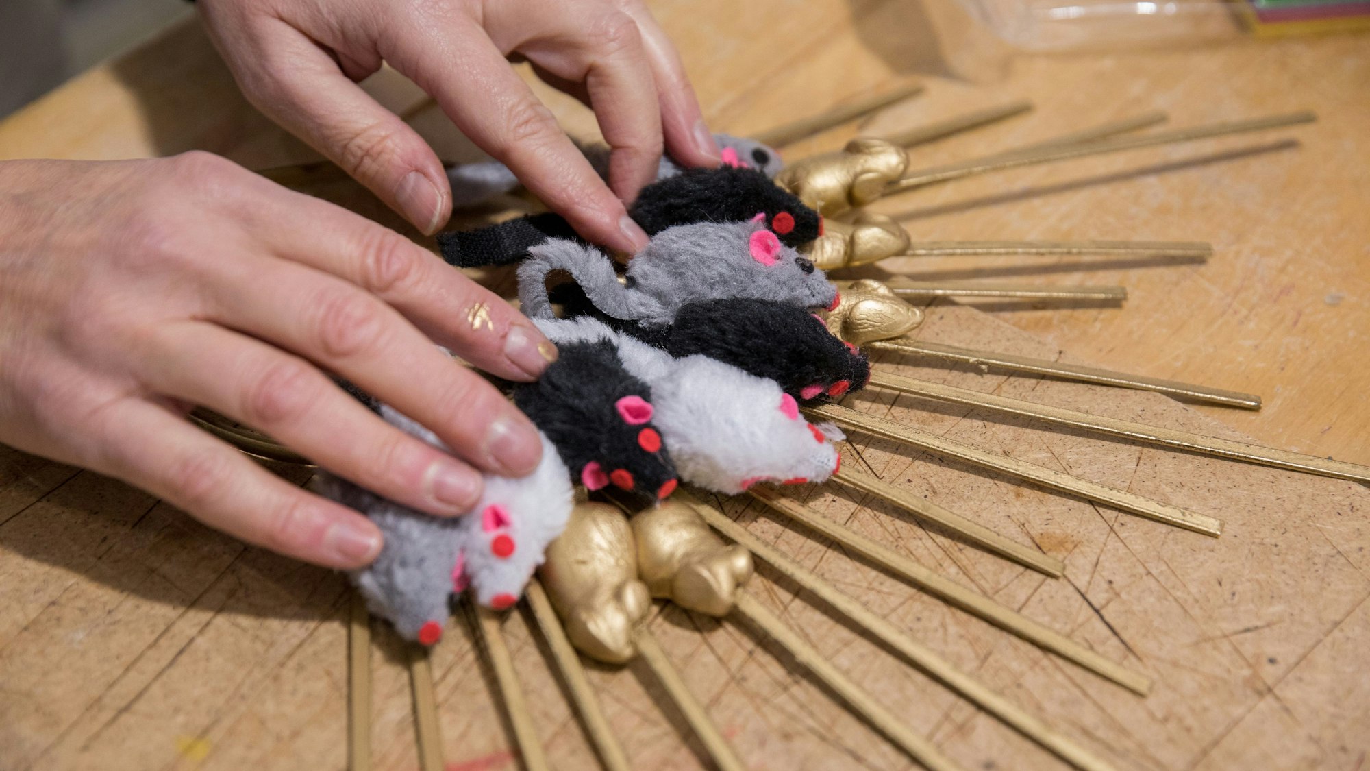 Ein selbst gemachter Kopfschmuck mit Mäusen.