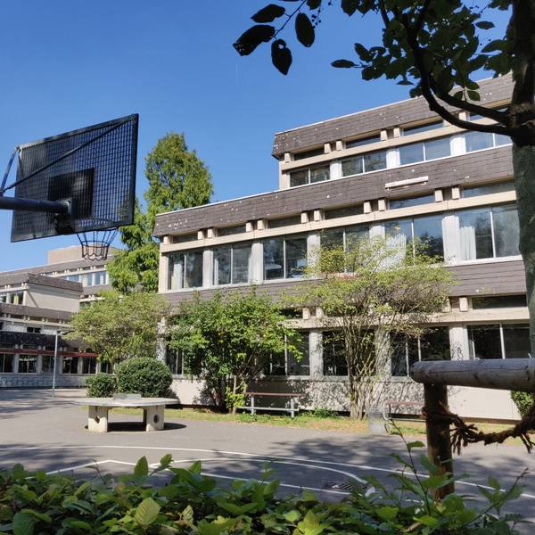 Die benachbarten Gebäude von Gymnasium und Sekundarschule in Leichlingen.