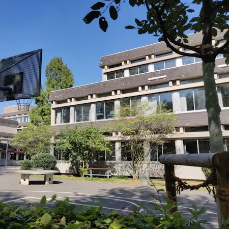 Die benachbarten Gebäude von Gymnasium und Sekundarschule in Leichlingen.