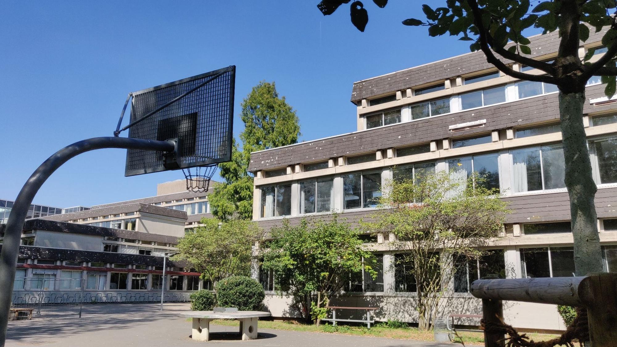 Die benachbarten Gebäude von Gymnasium und Sekundarschule in Leichlingen.