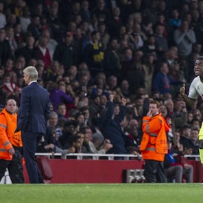 Jhon Cordoba jubelt nach seinem Tor beim FC Arsenal in London.